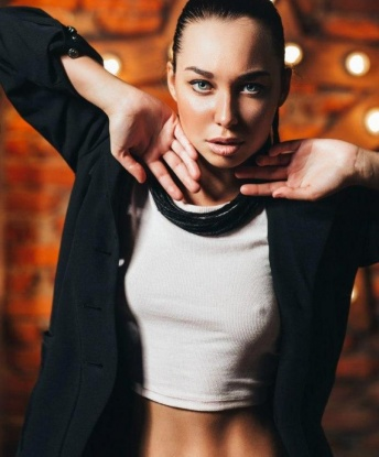 Я обладаю множеством нежных фантазий и готова реализовывать их вместе с тобой. Мои услуги включают классический секс, оральные ласки, игры ролевого характера и многое другое. Я мастерски выполняю эротический массаж, который снимает напряжение и подарит тебе незабываемый релакс. Мои открытые фото доказывают мою сексуальность и индивидуальность. 💋 Отзывы о моей работе говорят сами за себя - клиенты остаются довольными и возвращаются ко мне снова и снова. Живу в Москве, городе искусства и страсти. Не упусти шанс окунуться в мир наслаждения со мной! Буду рада провести незабываемое время вместе. 😉 9838, 24 года