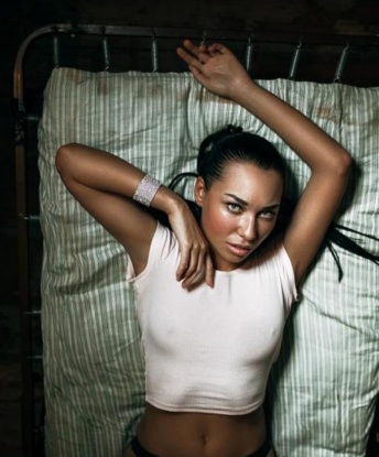 Я обладаю множеством нежных фантазий и готова реализовывать их вместе с тобой. Мои услуги включают классический секс, оральные ласки, игры ролевого характера и многое другое. Я мастерски выполняю эротический массаж, который снимает напряжение и подарит тебе незабываемый релакс. Мои открытые фото доказывают мою сексуальность и индивидуальность. 💋 Отзывы о моей работе говорят сами за себя - клиенты остаются довольными и возвращаются ко мне снова и снова. Живу в Москве, городе искусства и страсти. Не упусти шанс окунуться в мир наслаждения со мной! Буду рада провести незабываемое время вместе. 😉 9838, 24 года